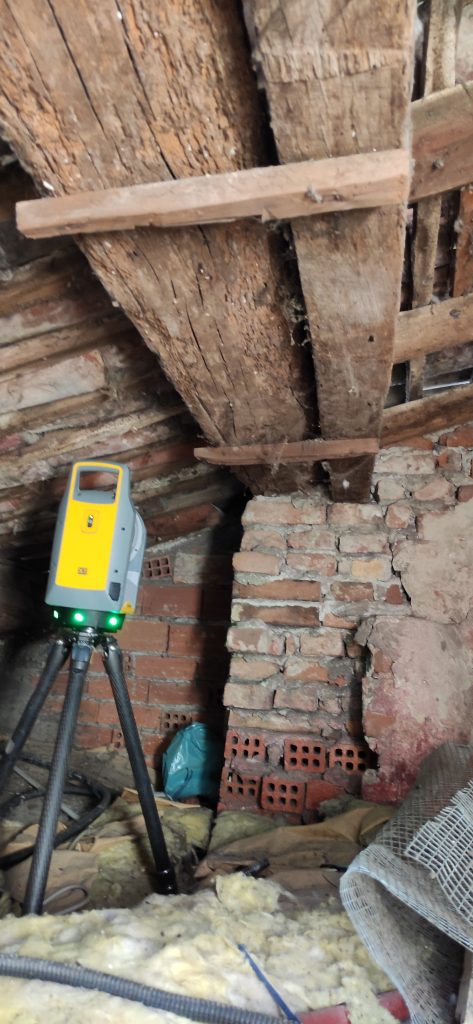 laser scanner posizionato in un sottotetto